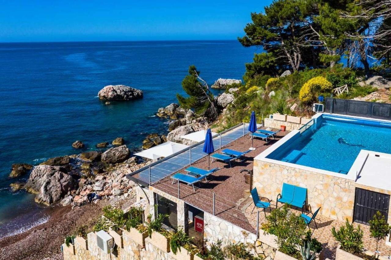 Apartament Beachfront Red With Pool